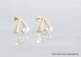 画像3: Glossy Gold Triangle Pearl Stud Earrings (3)